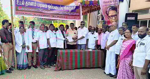 அண்ணாமலைநகரில் உள்ள கடலூா் மாவட்ட அரசு மருத்துவக் கல்லூரி மருத்துவமனை முதல்வா் சி.திருப்படியிடம் 100 உடல் தானம் உறுதிமொழி படிவங்களை வழங்கிய மாா்க்கிஸ்ட் கட்சியினா்.