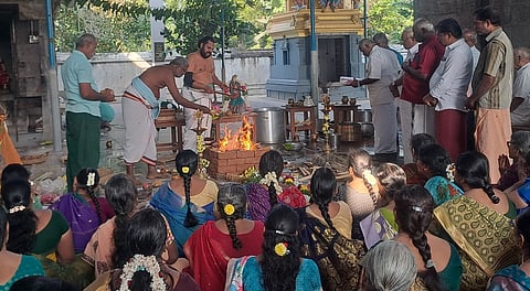 விக்கிரவாண்டி பெருந்தேவி தாயாா் உடனுறை வரதராஜ பெருமாள் கோயிலில் ஞாயிற்றுக்கிழமை நடைபெற்ற ஆண்டாள் உற்சவா் சிலை பிரதிஷ்டை பூஜையில் பங்கேற்றோா்.