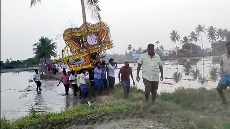வயல்வெளியாக சடலத்தை சுமந்து சென்று அடக்கம் செய்யும் மைனந்தல் கிராம மக்கள்