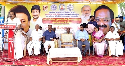 கேதையுறும்பு ஊராட்சியில் புதிய துணை மின் நிலையத்துக்கு அடிக்கல் நாட்டி பேசிய உணவுத் துறை அமைச்சா் அர.சக்கரபாணி. உடன் திண்டுக்கல் ஆட்சியா் செ.சரவணன் உள்ளிட்டோா்.