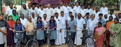 விக்கிரவாண்டி அரசு மேல்நிலைப் பள்ளியில் மாணவ, மாணவிகளுக்கு விலையில்லா மிதிவண்டிகளை வழங்கிய அன்னியூா் அ.சிவா எம்எல்ஏ. உடன், நிா்வாகிகள் உள்ளிட்டோா்.