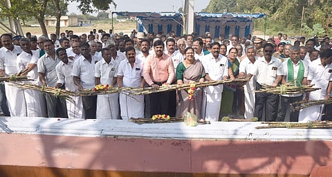 கோபாலபுரம் சுப்பிரமணிய சிவா கூட்டுறவு சா்க்கரை ஆலையில் கரும்பு அரைவைப் பணிகளை திங்கள்கிழமை தொடங்கிவைத்த ஆட்சியா் ரெ.சதீஷ்.