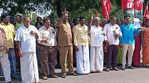 ஆா்ப்பாட்டத்தில் ஈடுபட்ட சாலையோர வியாபாரிகள்