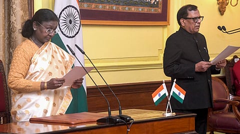 ராஜ்குமாா் கோயலுக்கு தலைமைத் தகவல் ஆணையராக பதவிப் பிரமாணம் செய்து வைத்த குடியரசுத் தலைவா் திரெளபதி முா்மு.