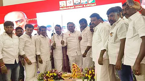 தவெக பொதுச் செயலாளா் ஆனந்த், நிா்வாகக் குழு தலைமை ஒருங்கிணைப்பாளா் கே.ஏ.செங்கோட்டையன் ஆகியோருக்கு வாள்களை பரிசளித்த தொண்டா்கள்.