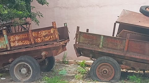 மழை, வெயிலில் வீணாகும் நகராட்சி வாகனங்கள்