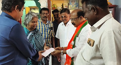 பயனாளியிடம் காசோலை வழங்கும் சட்டப்பேரவை உறுப்பினா் ஜி.என்.எஸ். ராஜசேகரன்.