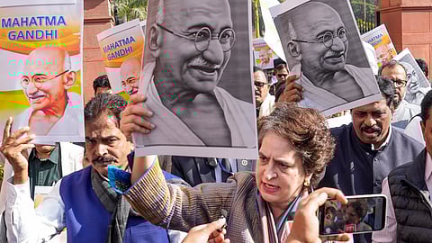 எதிர்க்கட்சி எம்.பி.க்கள் பிரியங்கா காந்தி, டி.ஆர். பாலு, ஜோதிமணி உள்பட பலர் இந்த மசோதாவுக்கு எதிராகப் பேசி போராட்டத்தில் ஈடுபட்டபோது