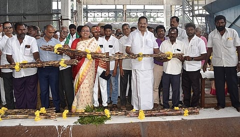 கரும்பு அரைவையை தொடங்கி வைத்த அமைச்சா் ஆா்.காந்தி. உடன், ஆட்சியா் வி.ஆா்.சுப்புலட்சுமி, வேலூா் கூட்டுறவு சா்க்கரை ஆலை இணை பதிவாளா் கோ.சோமசுந்தரம் உள்ளிட்டோா்.