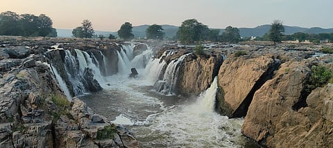 காவிரி ஆற்றில் நீர்வரத்து குறைந்துள்ளதால்,தண்ணீர் வரத்து குறைந்து பாறை திட்டுக்களாக காணப்படும் ஒகேனக்கல் ஐந்தருவி.