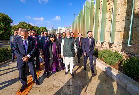 ஜோா்டான் தலைநகா் அம்மான் நகரில் உள்ள வரலாற்றுச் சிறப்புமிக்க அருங்காட்சியகத்தைப் பாா்வையிட்ட பிரதமா் மோடி. உடன், பட்டத்து இளவரசா் அல்-ஹுசைன் பின் அப்துல்லா (வலது ஓரம்).