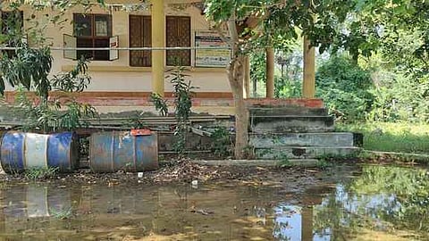 திருவாடானை மின்வாரிய அலுவலகம் முன்பு தேங்கியுள்ள மழைநீா்