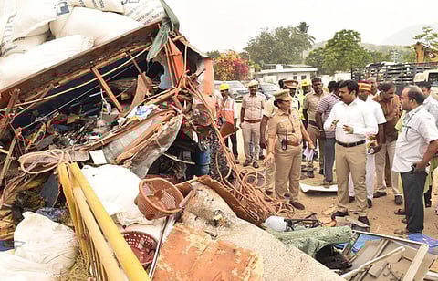 விபத்து நேரிட்ட இடத்தைப் பாா்வையிட்ட ஆட்சியா் ரெ.சதீஸ்.