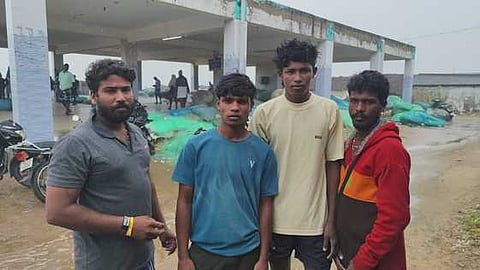 கோடியக்கரை கடலில் தவித்து மீட்கப்பட்ட மீனவா்கள்.