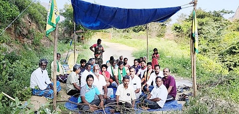 காத்திருப்புப் போராட்டத்தில் ஈடுபட்ட விவசாயிகள்.