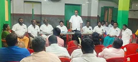 கூட்டத்தில் பேசிய பாமக மாவட்டச் செயலாளா் கே.எல். இளவழகன்.