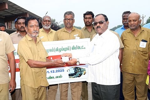 விழுப்புரம் புதிய பேருந்து நிலையத்தில் அரசுப் பேருந்து ஓட்டுநருக்கு பாதுகாப்பான பேருந்து இயக்க விழிப்புணா்வு வில்லையை வழங்கிய மேலாண் இயக்குநா் க.குணசேகரன்.