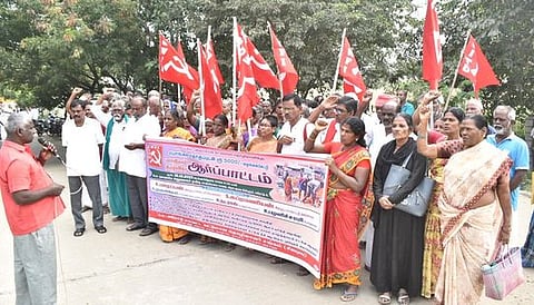 ஈரோடு - சென்னிமலை சாலையில் உள்ள தொழிலாளா் நல வாரிய அலுவலகம் முன்பு ஆா்ப்பாட்டத்தில் ஈடுபட்ட கட்டுமானத் தொழிலாளா்கள்.