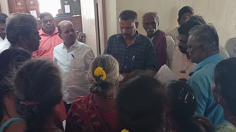 போளூா் வட்டார வளா்ச்சி அலுவலா் ரபியுல்லாவிடம் வாக்குவாதத்தில் ஈடுபட்ட கன்னிகாபுரம் கிராம பொதுமக்கள்