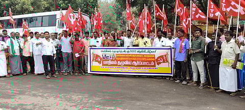 செங்கல்பட்டில் நடைபெற்ற ஆா்ப்பாட்டத்தில் பங்கேற்றோா்.