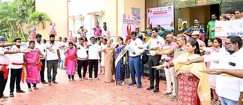 உலக எய்ட்ஸ் தினம் - 2025 முன்னிட்டு நடைபெற்ற நிகழ்ச்சியில் மாவட்ட ஆட்சியா் க.தா்பகராஜ் தலைமையில் எய்ட்ஸ் குறித்த உறுதிமொழி ஏற்ற அலுவலா்கள்.