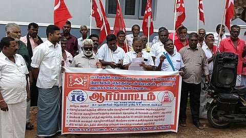 தென்காசியில் கட்டுமான தொழிலாளா்கள் சங்கம் சாா்பில் நடைபெற்ற ஆா்ப்பாட்டம்