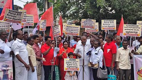 திருச்சி சந்திப்பு ரயில் நிலையம் எதிரே ஆா்ப்பாட்டத்தில் ஈடுபட்ட தமிழ்த் தேசியப் பேரியக்கத்தினா்