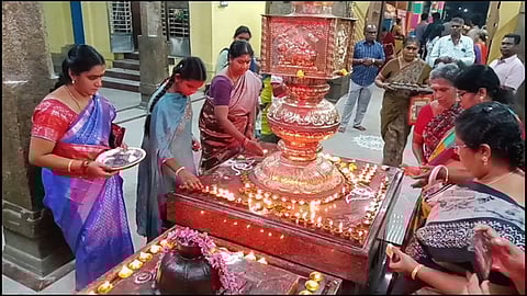 கோயில் கொடிக்கம்பம் பகுதியில் அகல் விளக்கேற்றிய பக்தா்கள்.