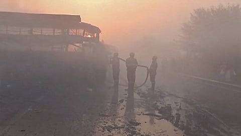 யமுனா நெடுஞ்சாலையில் நடந்த விபத்தில் தீக்கிரையான பேருந்து