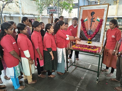 மலா் அஞ்சலி செலுத்திய மாணவா்கள்.