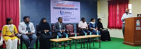 நிகழ்ச்சியில் பேசிய கல்லூரி முதல்வா் எம். ஆராமுதன்.