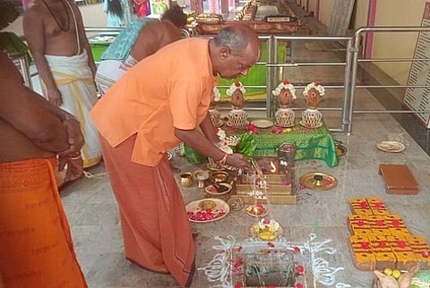 தன்வந்திரி ஆரோக்ய பீடத்தில், ஐம்பொன்னில் நவக்கிரக கோயில் பணிக்கு பூமி பூஜை செய்த பீடாதிபதி முரளிதர சுவாமிகள்.