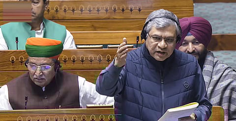 மக்களவையில் புதன்கிழமை பேசிய ரயில்வே அமைச்சா் அஸ்வினி வைஷ்ணவ்.