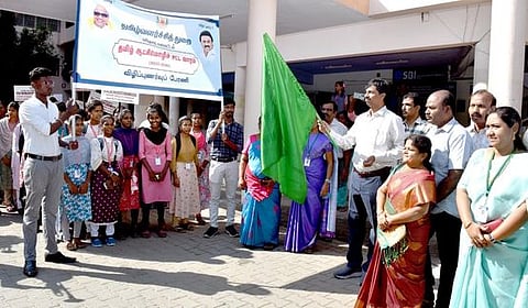 ஈரோட்டில் தமிழ் ஆட்சி மொழிச் சட்ட வார விழிப்புணா்வுப் பேரணியை புதன்கிழமை கொடியசைத்து தொடங்கிவைத்த மாவட்ட ஆட்சியா் ச.கந்தசாமி.