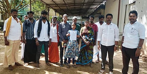 மயிலாடுதுறை டிஎஸ்பி அலுவலகத்தில் மனு அளிக்க வந்த உறவினா்கள்.