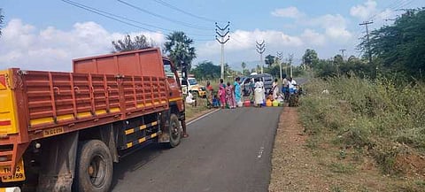 எடப்பாடி அருகே சீரான குடிநீா் வழங்கக் கோரி பொதுமக்கள் சாலை மறியல்