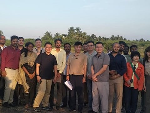 செய்யூரில் தொழிற்சாலை அமைப்பது குறித்து நடைபெற்ற ஆய்வில் பங்கேற்றோா்.
~