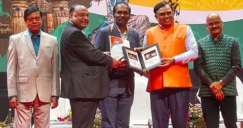 அகில இந்திய தொழில்நுட்பக் கல்வி மன்றத்தின் தலைவா் பேராசிரியா் டி.ஜி.சீதாரமிடம் இருந்து விருதை பெற்றுக்கொள்கிறாா் முனைவா் காா்த்திகேயன்.