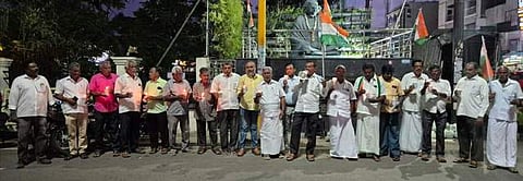 நேஷனல் ஹெரால்டு வழக்கு:
நாமக்கல்லில் காங்கிரஸாா்
மெழுகுவா்த்தி ஏந்தி வரவேற்பு