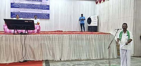 அரியலூரில் புதன்கிழமை நடைபெற்ற சுண்ணாம்புக் கல் கன்கா் குவாரி விரிவாக்கம் செய்வதற்கான பொதுமக்கள் கருத்துக் கேட்புக் கூட்டத்தில், பொதுமக்களின் கருத்துகளை கேட்டறிந்த ஆட்சியா் பொ.ரத்தினசாமி.