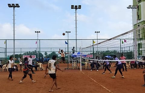 எஸ்ஆா்எம் ஆந்திரம்-பாரதியாா் பல்கலை. அணியினா்.