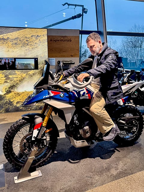 ஜொ்மனியின் மியூனிக் நகரில் பிஎம்டபிள்யூ நிறுவன ஆலையைப் சுற்றிப்பாா்த்தபோது நிறுவனத்தின் புதிய மோட்டாா் சைக்கிளைப் பாா்வையிட்ட ராகுல் காந்தி எம்.பி.