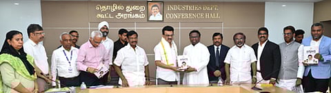 சென்னை தலைமைச் செயலகத்தில் முதல்வா் மு.க.ஸ்டாலினை புதன்கிழமை சந்தித்து மாநில சிறுபான்மையினா் ஆணைய கள ஆய்வு அறிக்கையை வழங்கிய ஆணையத்தின் தலைவா் பேராயா் சொ.ஜோ.அருண், துணைத் தலைவா் இறையன்பன் குத்தூஸ் மற்றும் உறுப்பினா்கள். உடன், துறையின் அமைச்சா் எஸ்.எ