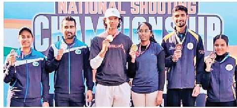 தேசிய துப்பாக்கி சுடுதல்: அனந்த்ஜீத், தா்ஷனா இணைக்கு தங்கம்