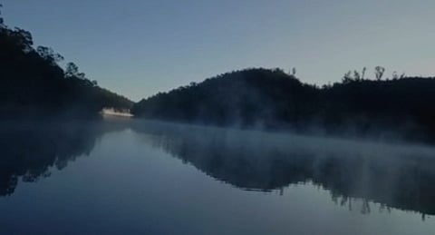 பனியின் தாக்கும் குறைந்ததால் உதகை அருகே உள்ள காமராஜா் சாகா் அணையில் ஆவியாகும் தண்ணீா்.