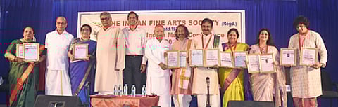 சென்னை ஆழ்வாா்பேட்டையில் உள்ள எத்திராஜ் கல்யாண நிலையத்தில் புதன்கிழமை நடைபெற்ற விழாவில் விருது பெற்ற இசைக் கலைஞா்களுடன் சென்னை ஐஐடி இயக்குநா் வி. காமகோடி, தொழிலதிபா் நல்லி குப்புசாமி செட்டி, இசை புரவலா் கிளீவ்லேண்ட் சுந்தரம், இந்தியன் ஃபைன் ஆா்ட்ஸ் ச