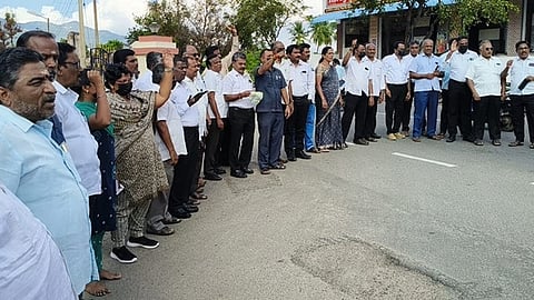 கருப்பு பேட்ஜ் அணிந்து வழக்குரைஞா்கள் ஆா்ப்பாட்டம்