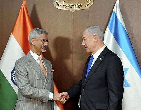 இஸ்ரேல் பிரதமா் பெஞ்சமின் நெதன்யாகுவை ஜெருசலேமில் புதன்கிழமை சந்தித்த வெளியுறவுத் துறை அமைச்சா் எஸ்.ஜெய்சங்கா்.