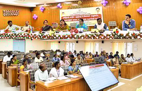 கூட்டத்தில் பேசிய குழந்தைகள் உரிமைகள் பாதுகாப்பு ஆணையத் தலைவா் புதுக்கோட்டை விஜயா. உடன்,ஆட்சியா் க.சிவசௌந்திரவல்லி உள்ளிட்டோா்.