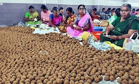 ஈரோட்டில் உள்ள தனியாா் மண்டபத்தில் லட்டு தயாரிக்கும் பணியில் ஈடுபட்டிருந்த பக்தா்கள்.